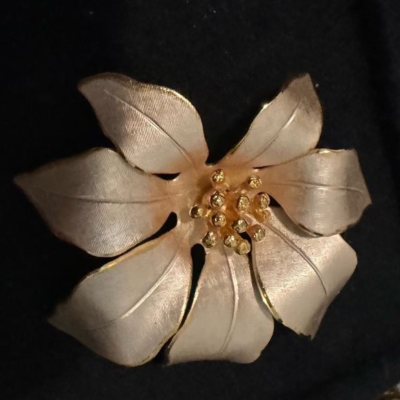 Cerrito white and gold enamel floral brooch - Picture 2 of 4